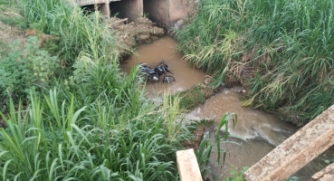 Motociclista cai dentro do córrego do Monjolo; em Patos de Minas Motociclista cai dentro do córrego do Monjolo; em Patos de Minas