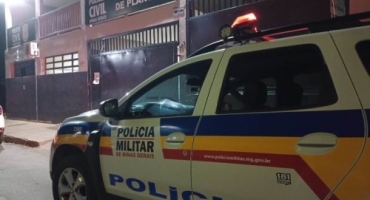 Mulher acaba esfaqueada durante briga generalizada no Bairro Caramuru; em Patos de Minas Mulher acaba esfaqueada durante briga generalizada no Bairro Caramuru; em Patos de Minas