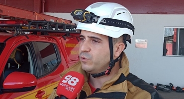 Período chuvoso - Corpo de bombeiros orienta motoristas sobre cuidados ao dirigir com pista molhada Período chuvoso - Corpo de bombeiros orienta motoristas sobre cuidados ao dirigir com pista molhada
