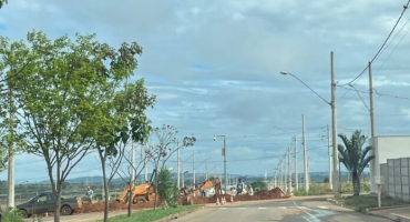 Carmo do Paranaíba – Veículo cai em buraco de obras da Alameda das Mansões e motorista se recusa a fazer teste do etilômetro Carmo do Paranaíba – Veículo cai em buraco de obras da Alameda das Mansões e motorista se recusa a fazer teste do etilômetro