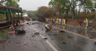 Um motorista morre e outro fica ferido em acidente entre duas carretas na BR-040, em Lagoa Grande Um motorista morre e outro fica ferido em acidente entre duas carretas na BR-040, em Lagoa Grande