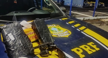 PRF de Patos de Minas prende passageiro de ônibus por tráfico de drogas e porte ilegal de arma de fogo PRF de Patos de Minas prende passageiro de ônibus por tráfico de drogas e porte ilegal de arma de fogo