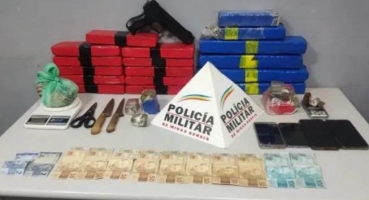 Patos de Minas - PM apreende grande quantidade de droga em residência no bairro Morada da Serra; casal é preso Patos de Minas - PM apreende grande quantidade de droga em residência no bairro Morada da Serra; casal é preso