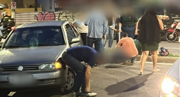 Motociclista fica ferido após atingir automóvel que realiza marcha a ré para deixar estacionamento de padaria em Patos de Minas Motociclista fica ferido após atingir automóvel que realiza marcha a ré para deixar estacionamento de padaria em Patos de Minas