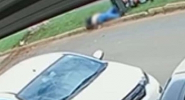 Motociclista sofre fratura exposta e outros ferimentos após ser atingido por veículo que avançou parada obrigatória Motociclista sofre fratura exposta e outros ferimentos após ser atingido por veículo que avançou parada obrigatória