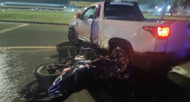 Motociclista que acompanhava a esposa e filhos que seguiam em veículo pela Av. JK em Patos de Minas sofre acidente e fica gravemente ferido Motociclista que acompanhava a esposa e filhos que seguiam em veículo pela Av. JK em Patos de Minas sofre acidente e fica gravemente ferido