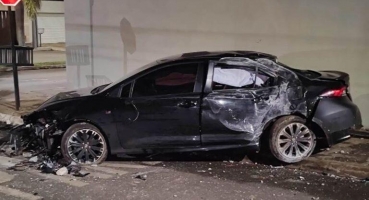 Médico perde controle direcional de automóvel e destrói poste de iluminação pública e grade de residência; em Patos de Minas Médico perde controle direcional de automóvel e destrói poste de iluminação pública e grade de residência; em Patos de Minas