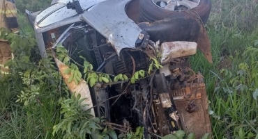 Guimarânia - Condutor capota veículo na BR-365 e fica gravemente ferido Guimarânia - Condutor capota veículo na BR-365 e fica gravemente ferido