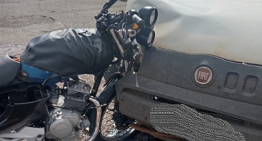 Patos de Minas - Colisão entre moto e carro deixa uma pessoa ferida no bairro Alvorada Patos de Minas - Colisão entre moto e carro deixa uma pessoa ferida no bairro Alvorada