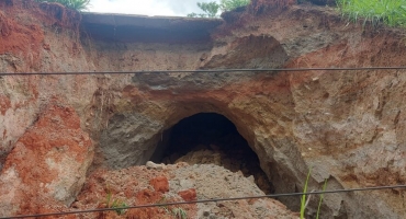 Polícia Militar Rodoviária alerta para a formação de cratera na MG-190; próximo à Abadia dos Dourados Polícia Militar Rodoviária alerta para a formação de cratera na MG-190; próximo à Abadia dos Dourados