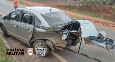 Veículo roda na pista e causa acidente na MG 410; em Presidente Olegário Veículo roda na pista e causa acidente na MG 410; em Presidente Olegário