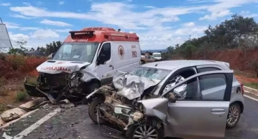 Ambulância do SAMU transportando paciente com parada cardíaca envolve em acidente e duas pessoas morrem Ambulância do SAMU transportando paciente com parada cardíaca envolve em acidente e duas pessoas morrem