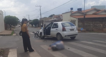 Patos de Minas - Colisão entre moto e veículo no Bairro Brasil deixa motociclista gravemente ferido Patos de Minas - Colisão entre moto e veículo no Bairro Brasil deixa motociclista gravemente ferido