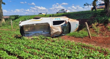 Veículo de funerária transportando corpo dentro de caixão capota na MG-226; no Triângulo Mineiro Veículo de funerária transportando corpo dentro de caixão capota na MG-226; no Triângulo Mineiro