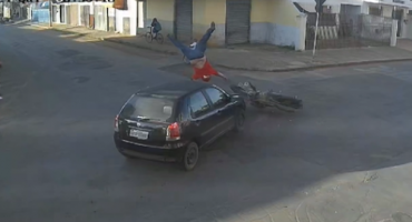 Motoqueiro fica gravemente ferido após motorista de automóvel avançar parada obrigatória; veja vídeo 
