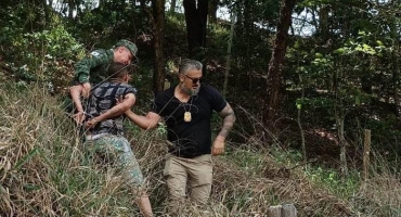 Preso que fugiu da penitenciária de Carmo do Paranaíba é capturado no alto de uma árvore no município de Arapuá Preso que fugiu da penitenciária de Carmo do Paranaíba é capturado no alto de uma árvore no município de Arapuá
