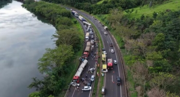 Engavetamento com 10 veículos na BR-050, entre Araguari e Uberlândia, mata uma pessoa e deixa várias feridas Engavetamento com 10 veículos na BR-050, entre Araguari e Uberlândia, mata uma pessoa e deixa várias feridas