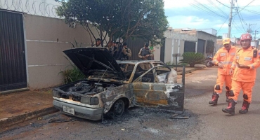 Patos de Minas - Incêndio criminoso destrói veículo no bairro Jardim Sorriso Patos de Minas - Incêndio criminoso destrói veículo no bairro Jardim Sorriso