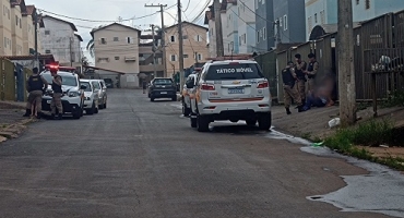 Mulher de 19 anos tenta atingir ex-companheiro com disparos de arma de fogo na cidade de Patos de Minas Mulher de 19 anos tenta atingir ex-companheiro com disparos de arma de fogo na cidade de Patos de Minas