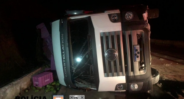 Serra do Salitre - Motorista tomba caminhão carregado com pimentão na BR-146 após problema no sistema de freios Serra do Salitre - Motorista tomba caminhão carregado com pimentão na BR-146 após problema no sistema de freios