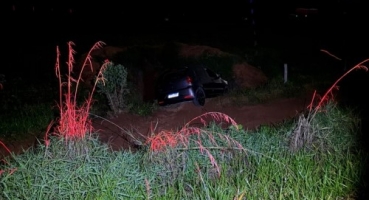 Motorista perde controle, sai da pista na MG-230 e se recusa a fazer teste do bafômetro Motorista perde controle, sai da pista na MG-230 e se recusa a fazer teste do bafômetro