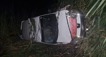 Ambulância da cidade de Matutina com quatro ocupantes tomba na BR-354; no município de Lagoa Formosa Ambulância da cidade de Matutina com quatro ocupantes tomba na BR-354; no município de Lagoa Formosa