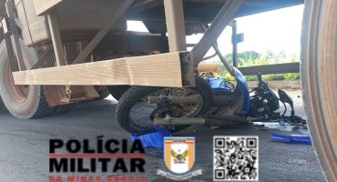 Motociclista embriagado perde controle direcional em rotatória da BR-354 e vai parar embaixo de carreta Motociclista embriagado perde controle direcional em rotatória da BR-354 e vai parar embaixo de carreta