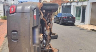 Após briga no trânsito motorista tomba caminhonete ao atingir propositalmente outro veículo na cidade de Patos de Minas Após briga no trânsito motorista tomba caminhonete ao atingir propositalmente outro veículo na cidade de Patos de Minas