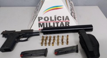 Patos de Minas - Polícia Militar apreende arma de fogo e silenciador após denúncia de disparos no bairro Jardim Aquários Patos de Minas - Polícia Militar apreende arma de fogo e silenciador após denúncia de disparos no bairro Jardim Aquários