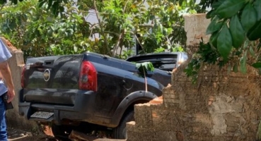 Carro sem motorista desce rua e atinge muro de residência em Patos de Minas Carro sem motorista desce rua e atinge muro de residência em Patos de Minas