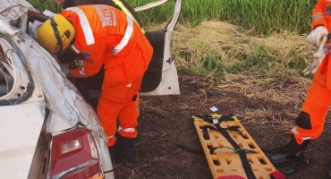 Motorista capota veículo na BR-365 no município de Patos de Minas e passageira fica presa às ferragens Motorista capota veículo na BR-365 no município de Patos de Minas e passageira fica presa às ferragens