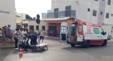 Motoqueiro inabilitado atropela idosa de 86 anos na Rua Sergipe em Patos de Minas Motoqueiro inabilitado atropela idosa de 86 anos na Rua Sergipe em Patos de Minas