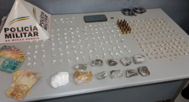 Polícia Militar de Patos de Minas apreende grande quantidade de drogas e encaminha suspeitos de tráfico para a delegacia Polícia Militar de Patos de Minas apreende grande quantidade de drogas e encaminha suspeitos de tráfico para a delegacia