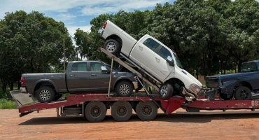 Carreta cegonha carregada com veículos Dodge Ram sofre acidente em quebra-molas e tem prejuízo milionário Carreta cegonha carregada com veículos Dodge Ram sofre acidente em quebra-molas e tem prejuízo milionário