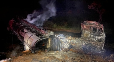 Motorista de carreta tanque transportando combustível morre carbonizado após veículo sair da pista na BR-365 e pegar fogo Motorista de carreta tanque transportando combustível morre carbonizado após veículo sair da pista na BR-365 e pegar fogo