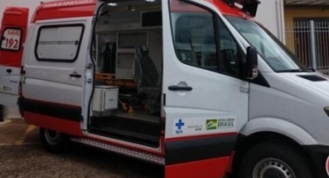 Homem armado com faca ameaça socorristas do SAMU e tenta agredi-los durante atendimento Homem armado com faca ameaça socorristas do SAMU e tenta agredi-los durante atendimento