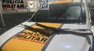 Motorista é preso com espingarda, rifle e cães na BR-146 Motorista é preso com espingarda, rifle e cães na BR-146