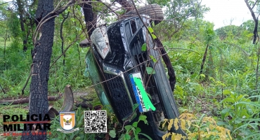 Presidente Olegário - Carro sai da pista após aquaplanagem, bate em árvore e tomba na MG-410 Presidente Olegário - Carro sai da pista após aquaplanagem, bate em árvore e tomba na MG-410