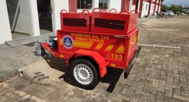 Patos de Minas - Cão que corria atrás da “Carreta Furacão” é capturado pelos bombeiros após atacar pedestres Patos de Minas - Cão que corria atrás da “Carreta Furacão” é capturado pelos bombeiros após atacar pedestres
