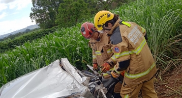 Motorista morre e outras quatro pessoas ficam feriadas em acidente envolvendo carreta e automóvel na MG-230; em Patrocínio Motorista morre e outras quatro pessoas ficam feriadas em acidente envolvendo carreta e automóvel na MG-230; em Patrocínio