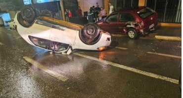 Mulher com sintomas de embriaguez capota veículo em Patos de Minas após sair de show sertanejo Mulher com sintomas de embriaguez capota veículo em Patos de Minas após sair de show sertanejo
