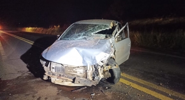 Patrocínio - Condutor tenta desviar de cachorro e colide contra outro veículo na BR-365 Patrocínio - Condutor tenta desviar de cachorro e colide contra outro veículo na BR-365