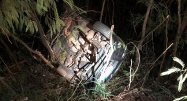 Carro sai da pista e cai em barranco na Avenida JK; em Patos de Minas Carro sai da pista e cai em barranco na Avenida JK; em Patos de Minas