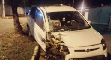 Carmo do Paranaíba – Veículo colide e quebra poste de iluminação pública na Avenida Tancredo Neves Carmo do Paranaíba – Veículo colide e quebra poste de iluminação pública na Avenida Tancredo Neves