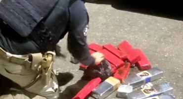 PRF prende passageiro de ônibus com 13 barras de maconha; no mesmo veículo outro homem foi detido com mais drogas PRF prende passageiro de ônibus com 13 barras de maconha; no mesmo veículo outro homem foi detido com mais drogas