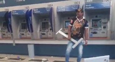Patos de Minas - Homem em surto provoca quebradeira em agência da Caixa Econômica Federal Patos de Minas - Homem em surto provoca quebradeira em agência da Caixa Econômica Federal