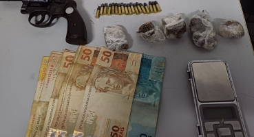 Polícia Militar de Patos de Minas prende homem com armas, drogas e munições no bairro Jardim Esperança Polícia Militar de Patos de Minas prende homem com armas, drogas e munições no bairro Jardim Esperança