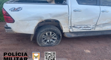 Motorista tenta conversão e provoca acidente entre caminhonetes na MGC-354, em Lagamar Motorista tenta conversão e provoca acidente entre caminhonetes na MGC-354, em Lagamar