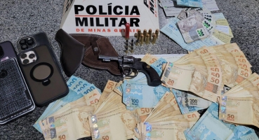 Rio Paranaíba - PM recebe falsa comunicação de roubo e apreende arma de fogo e aproximadamente 200 mil reais em cheque e dinheiro Rio Paranaíba - PM recebe falsa comunicação de roubo e apreende arma de fogo e aproximadamente 200 mil reais em cheque e dinheiro