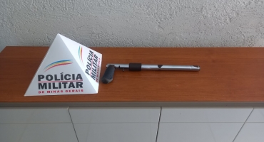 Carmo do Paranaíba - Polícia Militar localiza arma artesanal de grosso calibre em lote vago Carmo do Paranaíba - Polícia Militar localiza arma artesanal de grosso calibre em lote vago